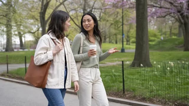 二人の女性が歩く
