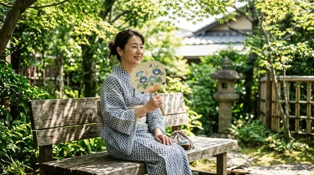 屋外でうちわで扇ぐ人