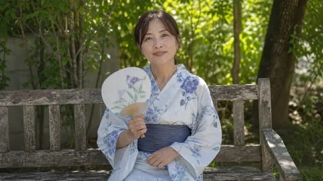うちわで扇ぐ人の動画