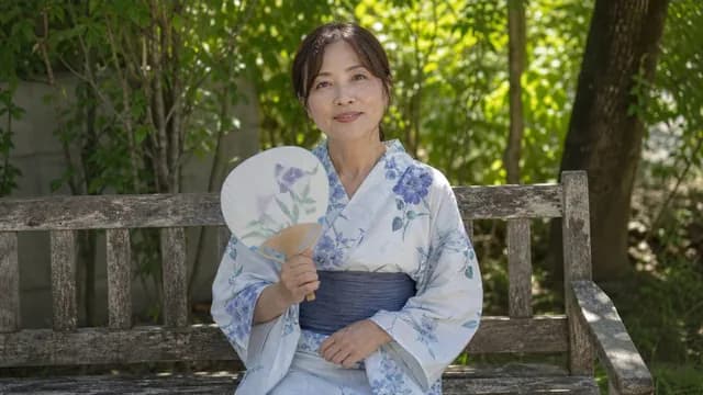 うちわで扇ぐ人の動画