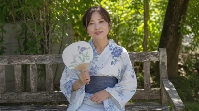 うちわで扇ぐ人の動画